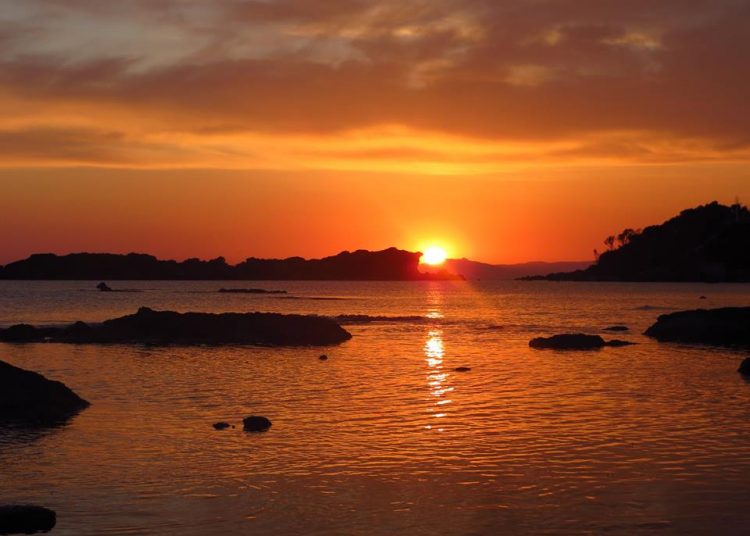 Ποιά Σαντορίνη; Δείτε ηλιοβασίλεμα στον Άγιο Ανδρέα