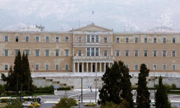 ΛΕΦΤΑ ΥΠΑΡΧΟΥΝ!! Πληρώνονται και δεν ξέρουν κατά πού πέφτει το γραφείο τους!