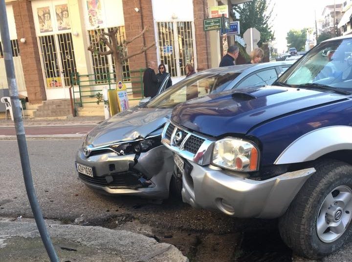 Αμαλιάδα: Σφοδρή σύγκρουση δύο αυτοκινήτων στο κέντρο της πόλης