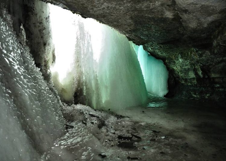 Πίσω από τους παγωμένους καταρράκτες!