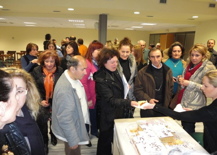 Την πρωτοχρονιάτικη πίττα έκοψαν οι εργαζόμενοι του Δήμου Αρχ. Ολυμπίας