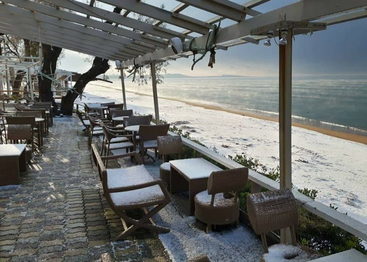 Χιόνια στην παραλία της Κουρούτας. Μαγικές εικόνες