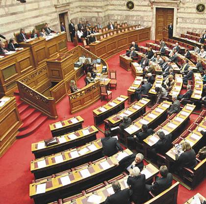 YΠΑΛΛΗΛΟΙ ΒΟΥΛΗΣ: Διατήρησαν 16 μισθούς, εισπράττουν παχυλά εφάπαξ – κατά μέσο όρο 250.000 ευρώ – και συντάξεις έως 5.169 ευρώ το μήνα