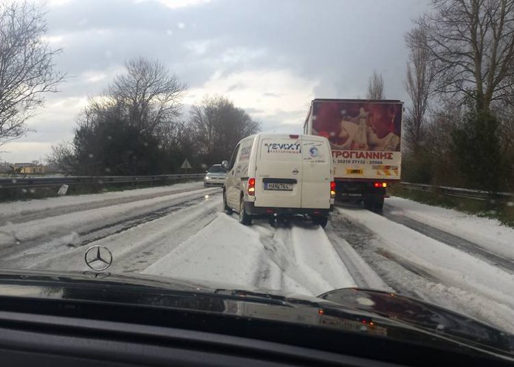 Το έστρωσε στην Πατρών-Πύργου – Σφοδρή χαλαζόπτωση στην περιοχή της Γαστούνης