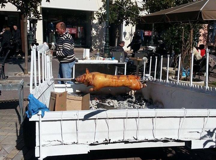 Τσικνοπέμπτη στον Πύργο: Ψήνουν μπριζόλες, λουκάνικα έως… και ολόκληρα γουρουνόπουλα(φωτο)