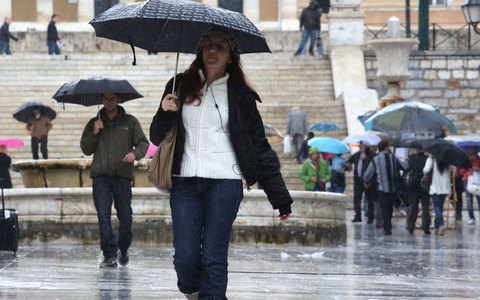 Αλλάζει πάλι ο καιρός – Ερχονται ισχυρές καταιγίδες και λασποβροχή