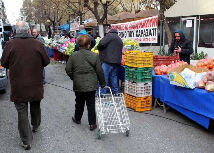 Κουπόνια των 100 ευρώ σε οικογένειες για αγορές σε λαικές αγορές