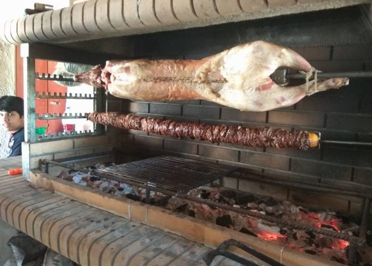 ΗΛΕΙΑ: Παραδοσιακό Πάσχα – Μπήκαν στη σούβλα αρνιά και κοκορέτσια