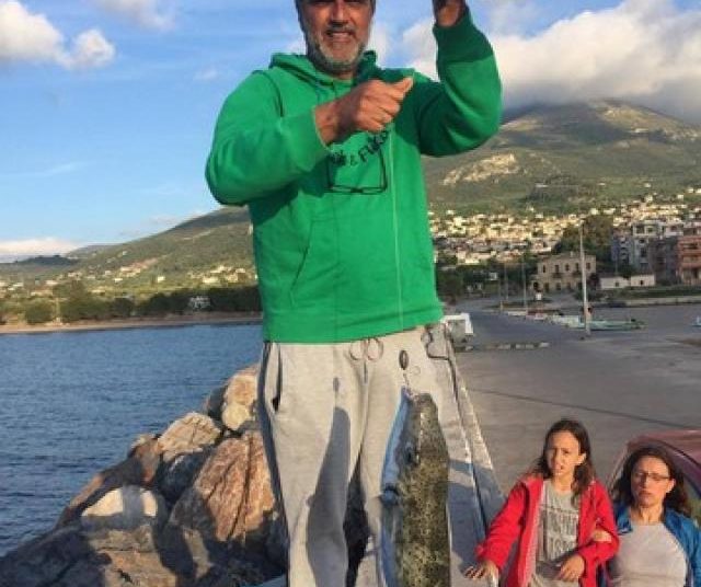 Έπιασε ζωντανό λαγοκέφαλο στο λιμάνι Κυπαρισσίας ερασιτέχνης ψαράς