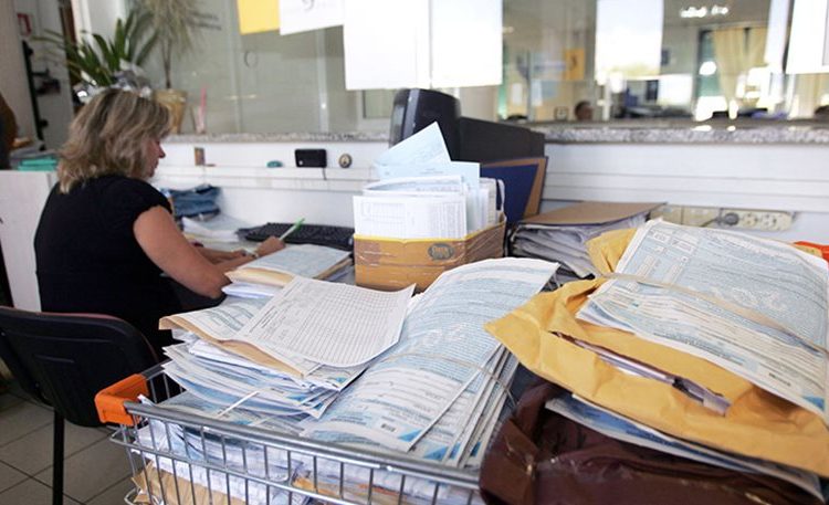 Φόρος και στα επιδόματα ανεργίας, τριτέκνων αλλά και στο… ΕΚΑΣ