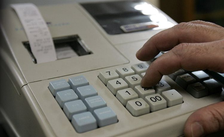 Φόρο-μπόνους σε όσους ζητάνε αποδείξεις από υδραυλικούς και ηλεκτρολόγους