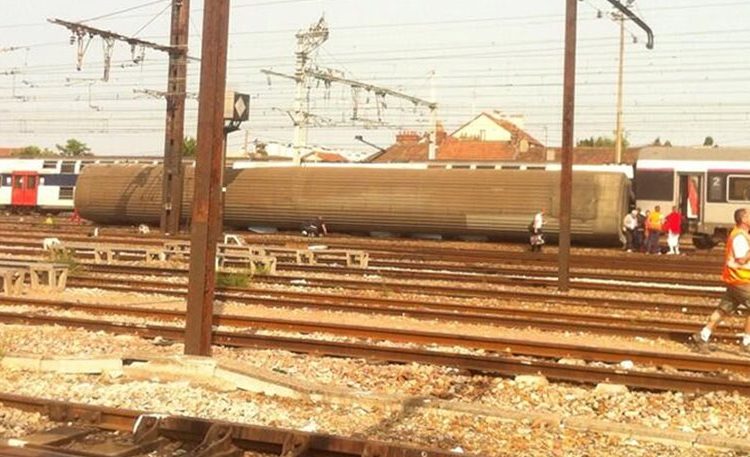 Γαλλία: Εκτροχιασμός αμαξοστοιχίας με 6 νεκρούς και δεκάδες τραυματίες