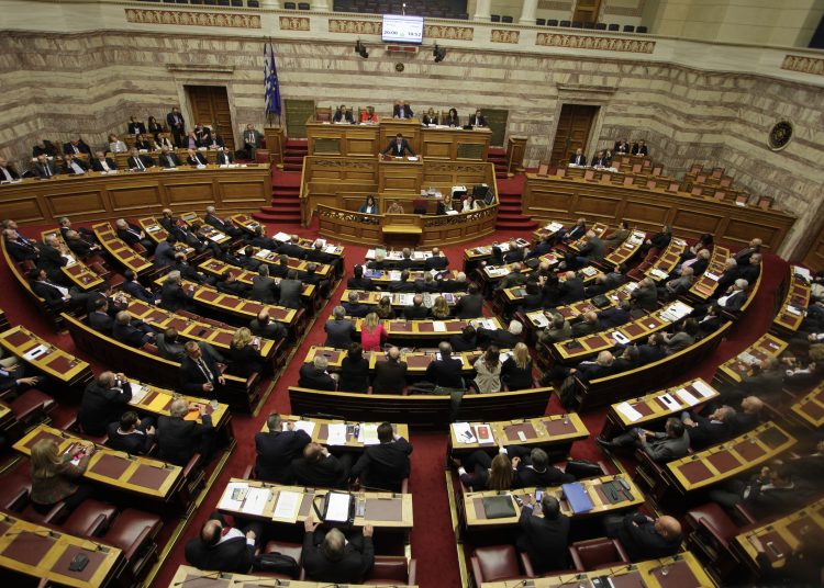 Πρόκληση: Εξαιρούνται από τις μειώσεις οι συντάξεις των βουλευτών