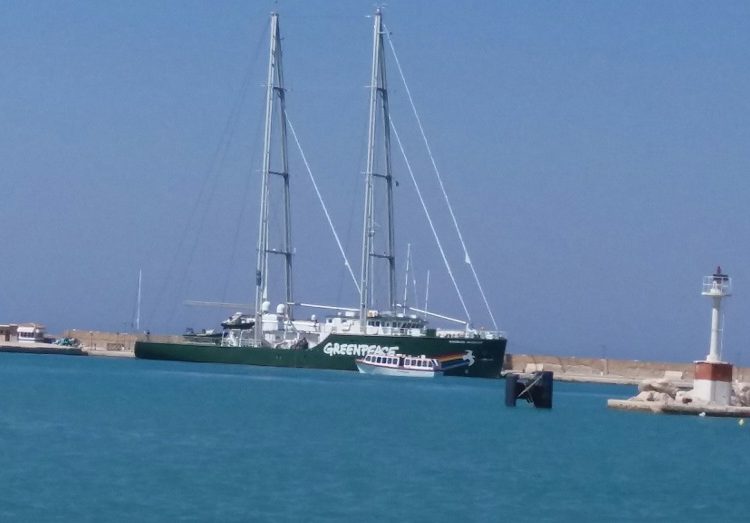 Το πλοίο της Greenpeace έφθασε στο λιμάνι της Ζακύνθου για τα σκουπίδια