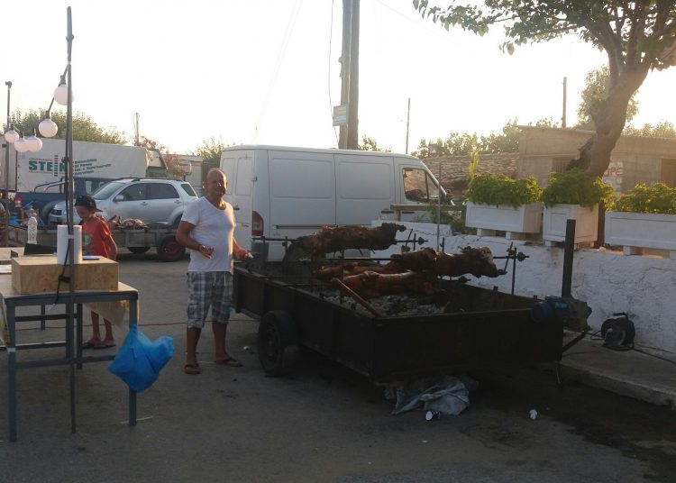 ΗΛΕΙΑ: Η γουρνοπούλα, το φαγητό του καλοκαιριού και των πανηγυριών