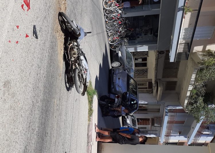 ΑΜΑΛΙΑΔΑ: Σύγκρουση μηχανής και αυτοκινήτου με τραυματισμό