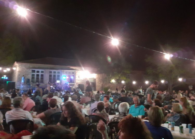 ΗΛΕΙΑ: Τα παραδοσιακά πανηγύρια με τα κλαρίνα και την γουρνοπούλα δίνουν ζωή στα Χωριά.