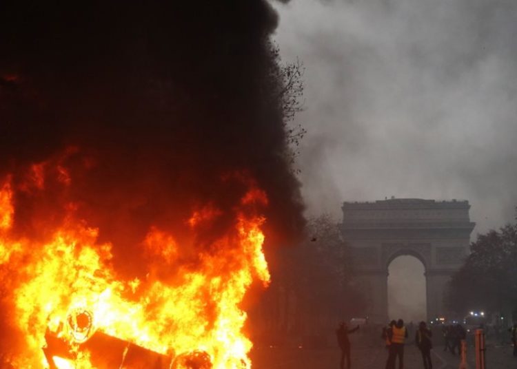 Κίτρινα Γιλέκα: «Κόλαση» το Παρίσι με βανδαλισμούς και πάνω από 100 τραυματίες