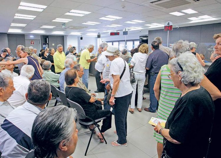 Σαρωτικές αλλαγές σε επικουρικές, νέες κύριες συντάξεις, εισφορές – Τι ισχύει για τα αναδρομικά