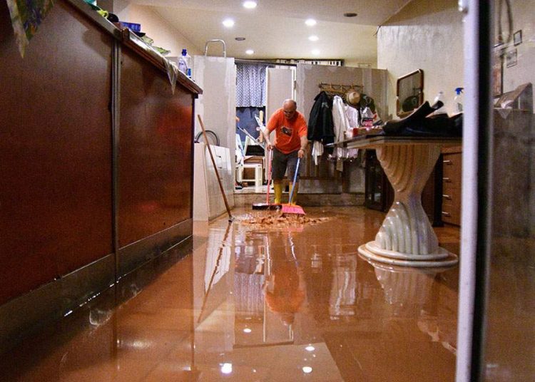 Ανοχύρωτη πάλι η Μάνδρα: Πλημμύρισαν σπίτια, απεγκλωβίστηκαν οδηγοί (φωτό – βίντεο)