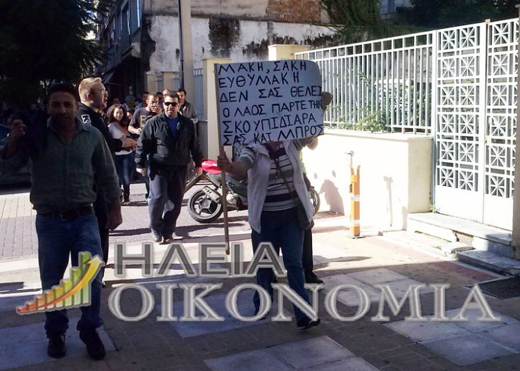 Γιούχα και βασικό σύνθημα “παραιτήσου” στον Δήμαρχο Πύργου απο τους κατοίκους Μακρισίων και περιχώρων για τον σκουπιδότοπο στις “λίμνες”