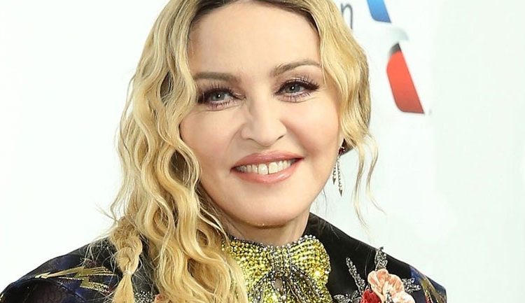 Η Madonna ποζάρει για πρώτη φορά αγκαλιά με τα έξι παιδιά της!