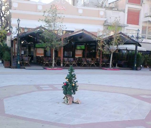 Έτοιμο το…. Χριστουγενιάτικο δένδρο στον Πύργο. “Καλήν εσπέραν Άρχοντες αν είναι ορισμός σας…”