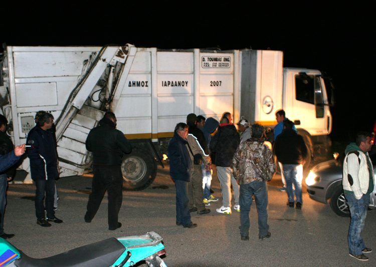 Νύχτα και ανεξέλεγκτα προσπαθούν να ρίξουν τα σκουπίδια του Δήμου Πύργου! Νέα θέση δεματοποιητή.