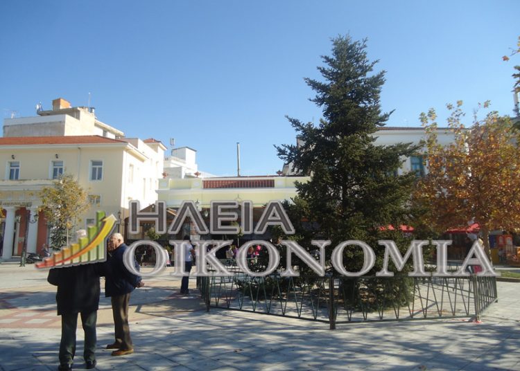 Χριστουνεννιάτικο δέντρο στην πλατεία του Πύργου