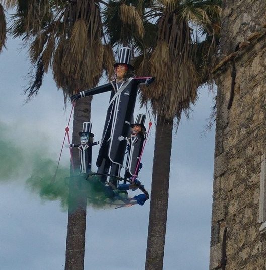 Με πολύ κόσμο η καύση του Αράπη στην Γαστούνη