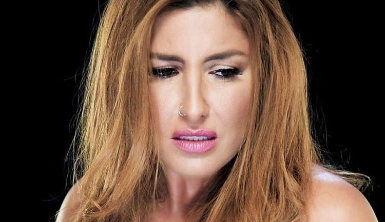 Η Έλενα Παπαρίζου αναβάλλει τις συναυλίες της: «Αισθάνομαι βαθιά θλίψη…»