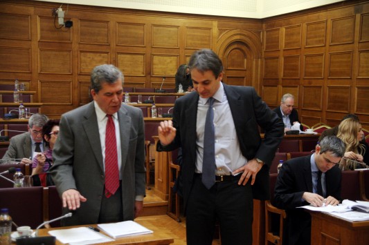 Άγριος καυγάς στη Βουλή! Μητρόπουλος σε Μητσοτάκη: “Ζήτα συγγνώμη να τα βρούμε σαν άντρας προς άντρα”