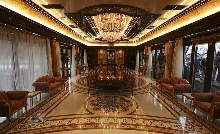 Δείτε πως είναι το “παλάτι” του Γιανούκοβιτς στα περίχωρα του Κιέβου (φωτό)