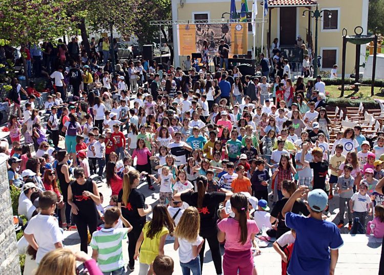 Ξέφρενο πάρτι από εκατοντάδες μαθητές στα 80χρονα της Αφής της Φλόγας
