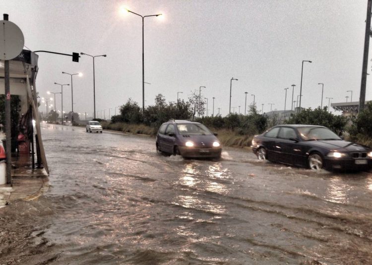 Πλημμύρες σε Πάτρα-Ναύπακτο – Εγκλωβίστηκαν 1000 άτομα – Φούσκωσε χείμαρρος,κινδύνεψαν άνθρωποι,έκλεισαν δρόμοι και τούνελ