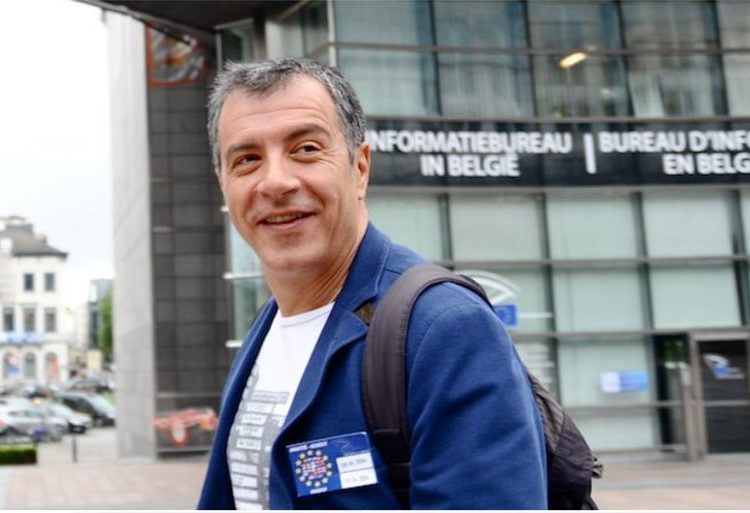 Στου Θεοδωράκη την ποδιά σφάζονται παλικάρια!