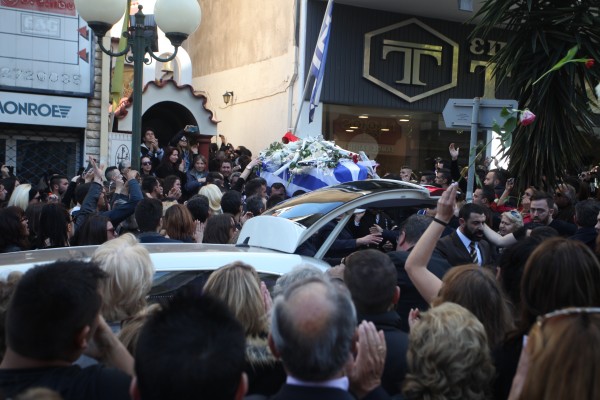 Κηδεία Παντελίδη: “Σείστηκε” η Νέα Ιωνία στο αντίο του Παντελή – Δραματικές σκηνές – Μοιρολογούσε σπαρακτικά η μητέρα του, υποβασταζόμενος ο πατέρας