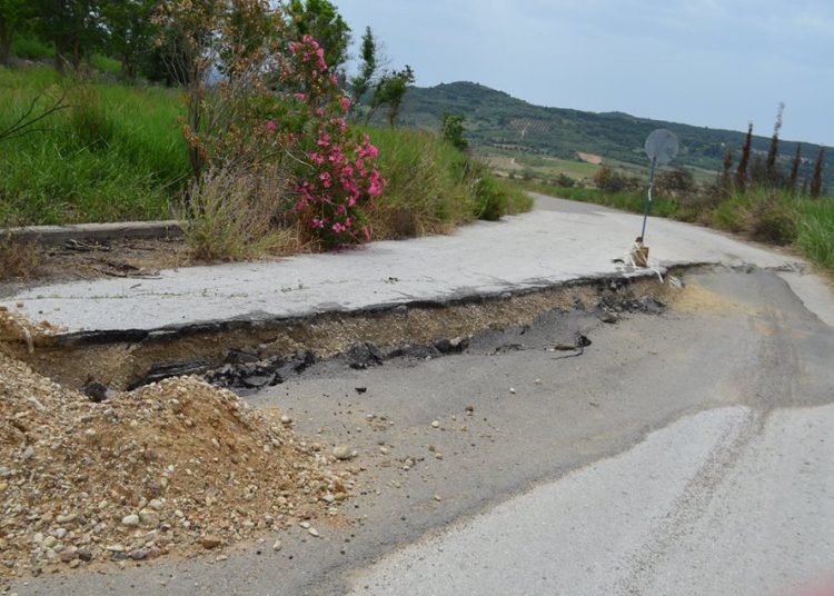 Ηλεία: Κάποιος να επισκευάσει τον δρόμο….