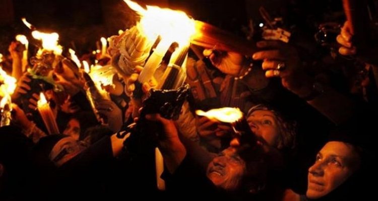 Με τιμές αρχηγού κράτους το Άγιο Φως στην Αθήνα