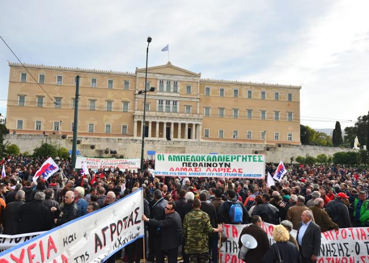 Λαοθάλασσα αγροτών μπροστά στη Βουλή: «Εμείς τα παιδιά μας τα θέλουμε στην Ελλάδα όχι στο εξωτερικό» το μήνυμά τους