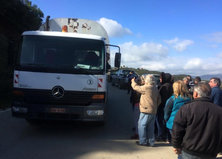 Γυρίζουν πίσω τα απορριμματοφόρα – Αποφασιμένοι να συνεχίσουν το «μπλόκο» στον ΧΥΤΑ Φλόκα – Έβγαλαν κολατσιό στο δρόμο! ΦΩΤΟΓΡΑΦΙΕΣ