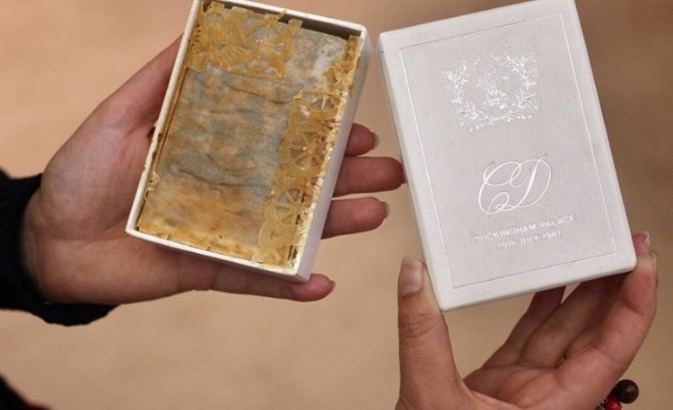 Πλήρωσε 1.375 δολάρια για ένα κομμάτι από τη γαμήλια τούρτα της Νταϊάνα