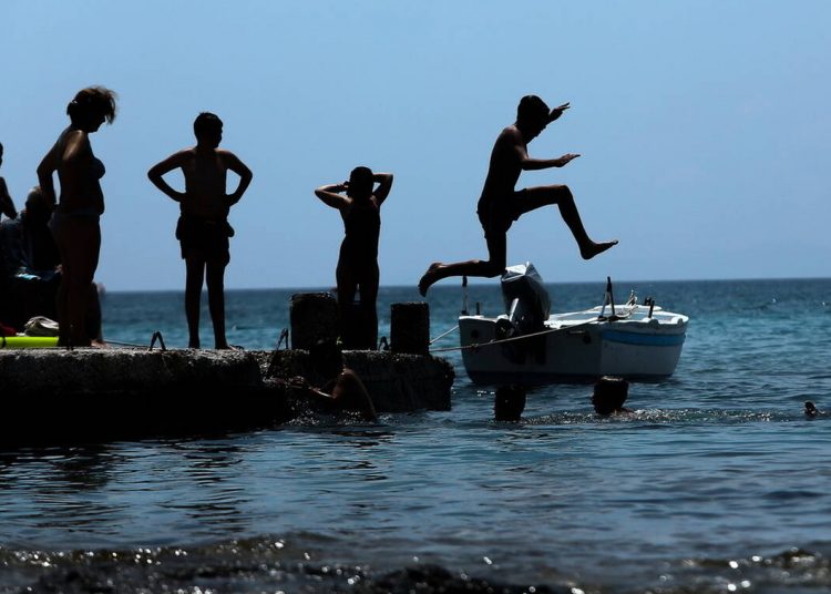 Καιρός τώρα: «Βράζει» η χώρα από τον καύσωνα – Πού θα φτάσει τους 42 βαθμούς η θερμοκρασία (pics)