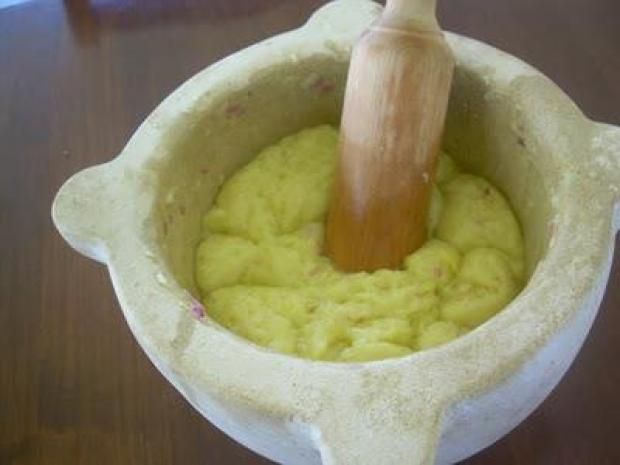 Το έθιμο απαιτεί αλιάδα, ή αλλιώς πως, σκορδαλιά. Το piato σας προτείνει μια παραδοσιακή συνταγή