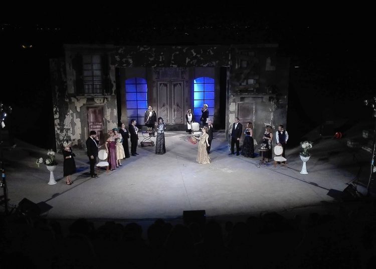 Υπέροχη η ΜΑΝΤΑΜΣΟΥΣΟΥ στο Αρχαίο Θέατρο Φλόκα(φωτο)