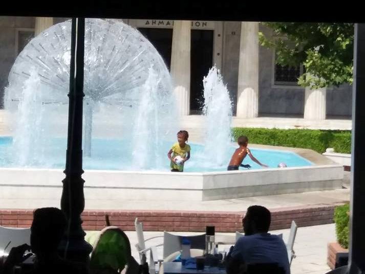 Κολυμβητήριο ΡΟΜΑ το νέο συντριβάνι στην κεντρική πλατεία Πύργου!!!