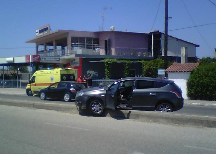 Τροχαίο στην είσοδο της Αμαλιάδας με τραυματία και υλικές ζημιές