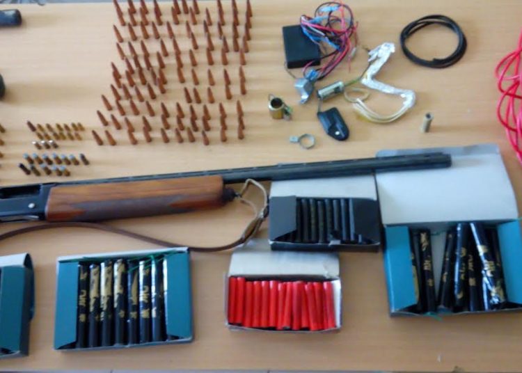 Συνελήφθη άνδρας στην Αγία Μαύρα Ηλείας για κατοχή όπλων, εκρηκτικών και κροτίδων