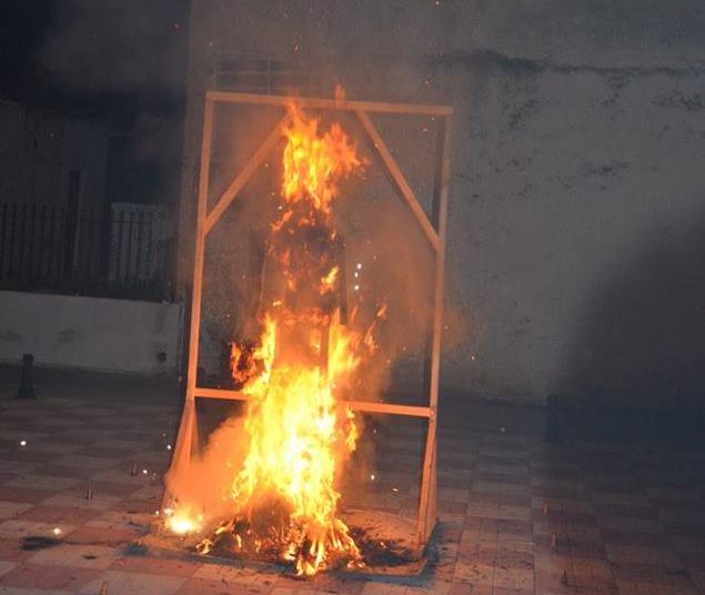 Νεοχώρι Κυλλήνης: Αναβίωσε το έθιμο της καύσης του Ιούδα (φωτο-βίντεο)