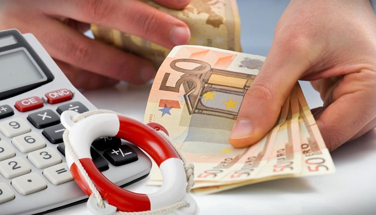 Νέο “χαράτσι” σε μισθωτούς και ελεύθερους επαγγελματίες για να σωθούν τα Ταμεία